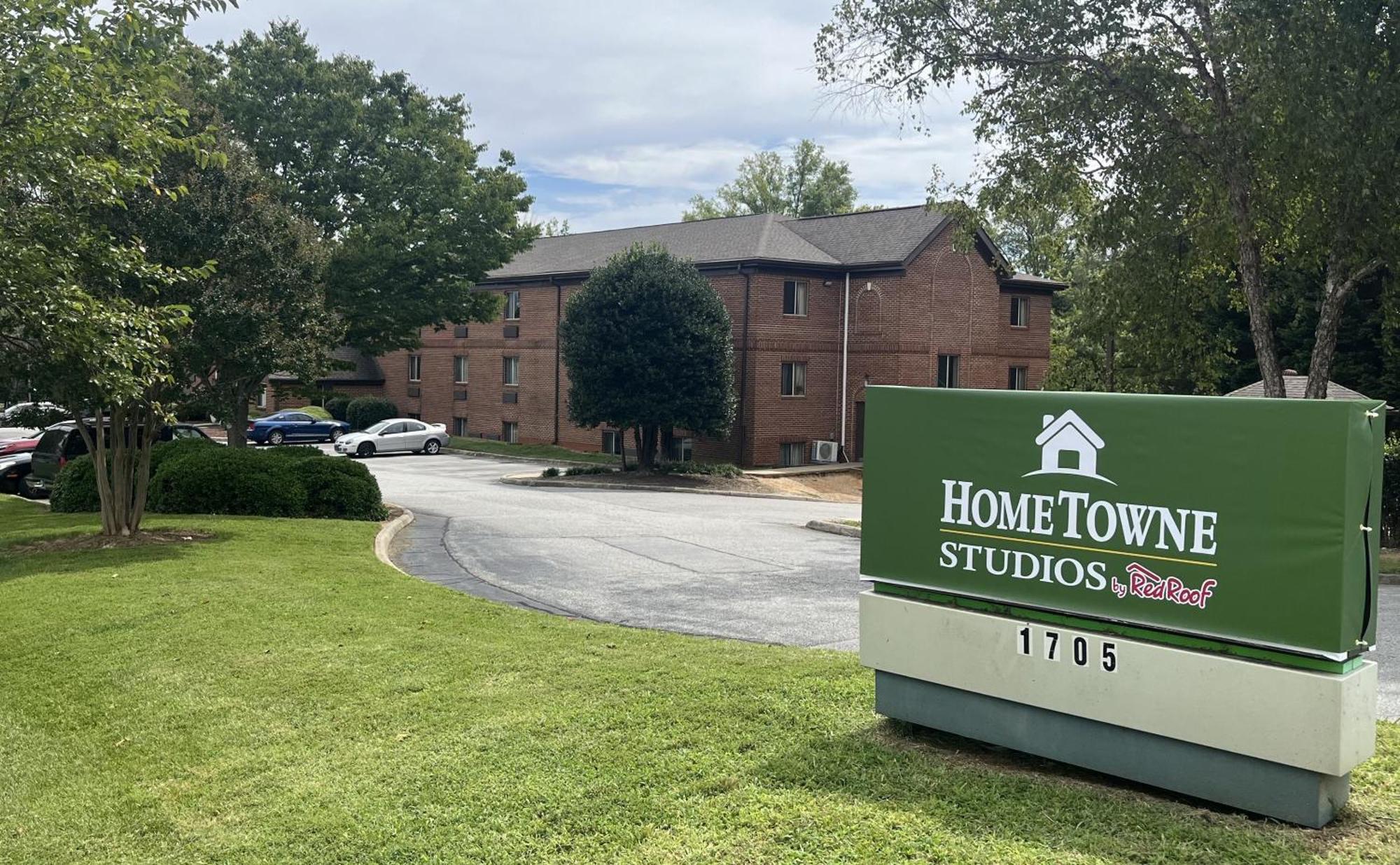 Hometowne Studios And Suites By Red Roof Greensboro Exterior foto